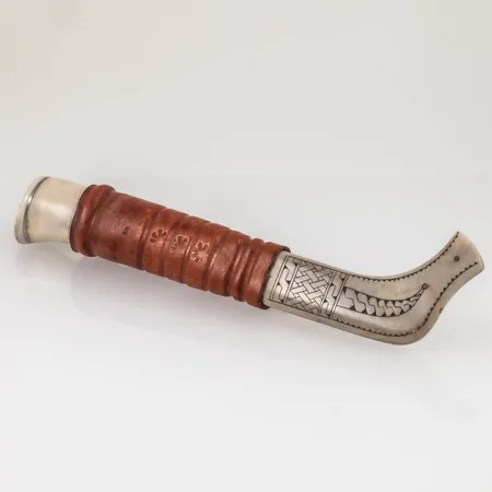 Halvhornskniv signerad AJ. Totallängd stängd 21,5 cm. Bra klick.
