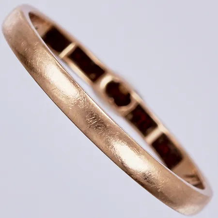 Ring, stl: 16¾, bredd: ca 2mm, graverad, 18K Vikt: 1,4 g