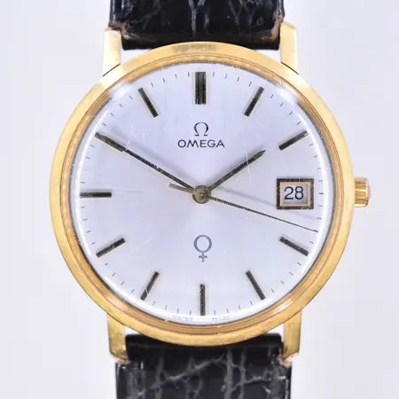Herrur Omega, quartz, datum, Ø34 mm, fungerar ej vid testtillfället, graverad boett, svart läderband, 18K. Bruttovikt 34,5g.