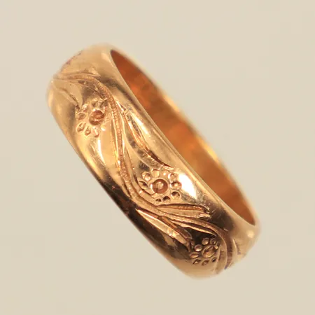 Ring, mönsterdekor, stl 18, bredd 6,6mm, 18K Vikt: 7 g
