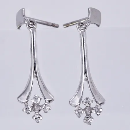 Ett par örhängen med diamanter åttkantslipade 8xca 0,01ct, längd: ca 2,5cm, bredd: ca 6mm, vitguld, saknar stoppers 18K Vikt: 1,7 g