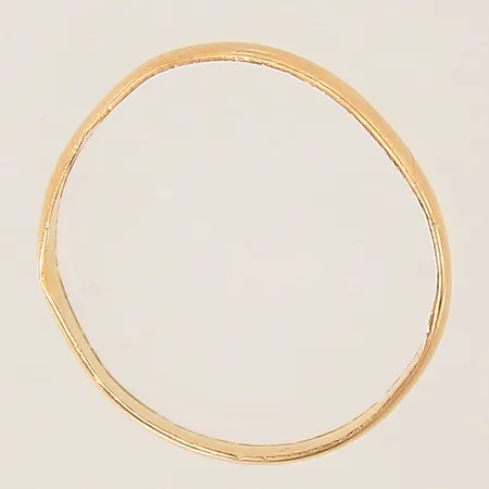 Ring, stl 17, bredd 4mm, skev, 21K  Vikt: 1,8 g