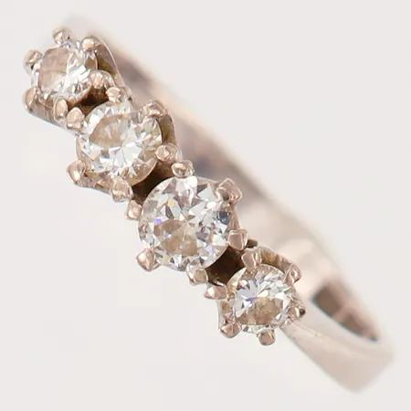 Ring med briljantslipade diamanter 2 x ca 0,20ct, 2 x ca 0,10ct, Pique, stl: 18½, bredd 2-5mm, vitguld 18K.  Vikt: 4,4 g
