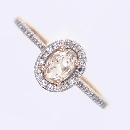 Ring med diamanter 40xca 0,005ct samt rosa sten troligen morganit, stl 17½, bredd 1-9mm, GHA, 18K Vikt: 2 g