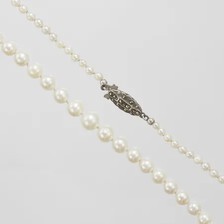 Pärlcollier med odlade saltvattenpärlor, doserat 3-7,5mm, längd: 49,5cm, lås i silver 830/1000 med markasiter, bruttovikt 16,2g Vikt: 16,2 g