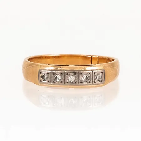 Ring i 18K guld med fem åttkantslipade diamanter á ca 0,01ct. Den är i storlek 17½, är 2,8 - 4,3 mm bred och väger 4,4g. Gravyr, sprickor.