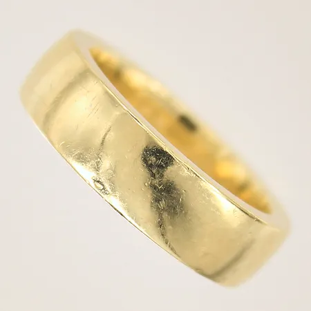 Ring, slät, stl 20¼, bredd 7mm, gravyr, 18K Vikt: 20,6 g