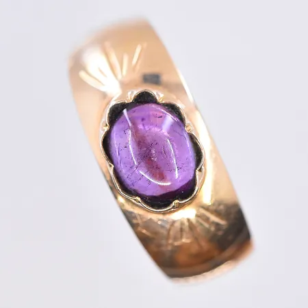 Ring med lila sten, stl 19, bredd 3-8 mm, 18K. Vikt: 2,2 g
