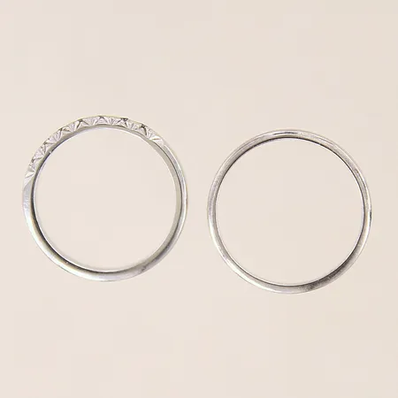 Ringar, två stycken, ena med diamanter 7 x ca 0,005ct, graverade, vitguld, 18K  Vikt: 4,9 g