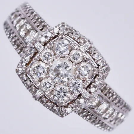 Ring med 99 diamanter totalt ca0,77ctv, stl: 15¼, bredd: ca 3-9mm, GHA, 18K Vikt: 5,4 g