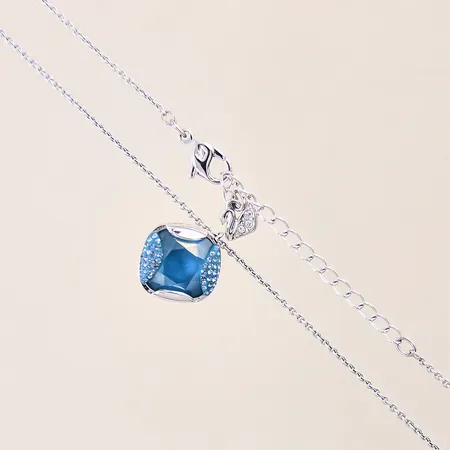 Collier Ankar rundad, integrerat hänge med blå och vita stenar, ställbar längd 38,5-44,5cm, bredd 1,4mm, hängets mått: 17mm, bredd 15mm, Swarovski, silverfärgad metall