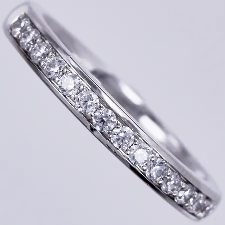 Ring med vita stenar, stl: 16¾, bredd: ca 3mm, GHA, 925/1000 silver Vikt: 3,2 g