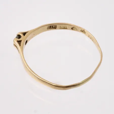 Defekt guld, 18K, vikt 1,06g.