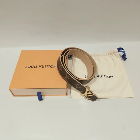 Bälte Louis Vuitton, CE.LV 30  REV. MNG ARIZ.85, modell-nr: M0363V, monogram canvas/läder, spänne i gulmetall, repor på metall, kopia kvitto från Birger Jarlsgatan 2023