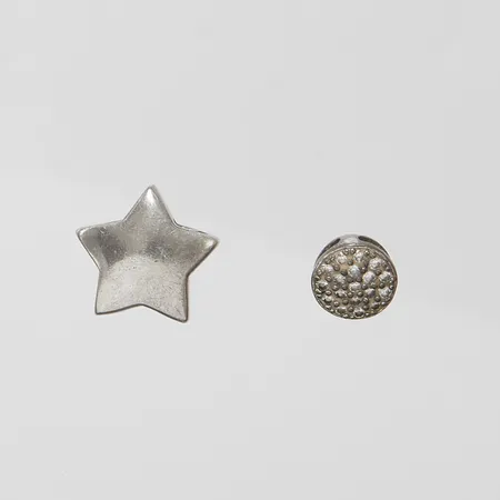 2 Silverhängen, ett med vita stenar, 925/1000 Vikt: 3 g