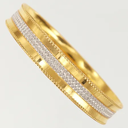 Armring med vitguldsdetaljer, Ø64mm, bredd 12mm, 22K.  Vikt: 35 g