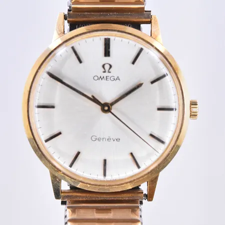 Herrur Omega, manuell, Ø32 mm, graverad boett, 14K, fungerar ej vid testtillfället, uppvridningen dålig, stål flexilänk. Bruttovikt 59,4g.