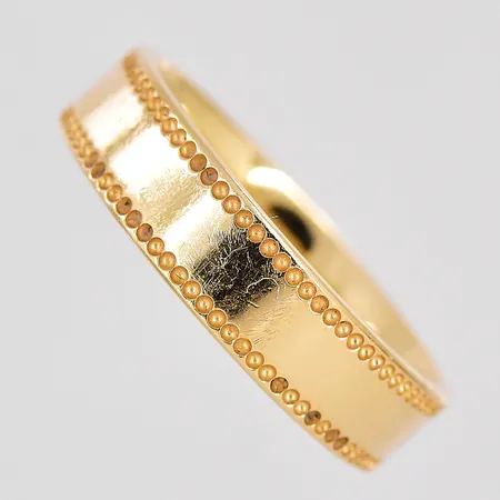 Ring, stl 18¼, bredd 5,1mm, graverad, repig skena, 18K Vikt: 5,5 g