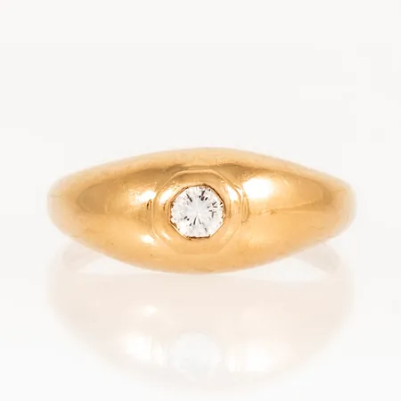 Doserad ring i 18K guld med vit sten. Den är i storlek 17¼, är 2 - 7,8 mm bred och väger 2,5g. GFAB, 750.