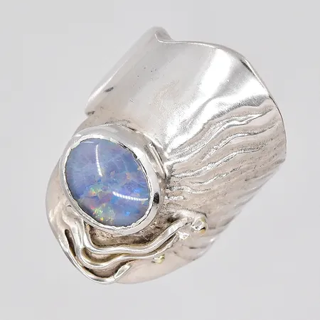 Ring med opal, stl 16¼, ovandel bredd 26,5mm, Gunnarssons Silversmide, sliten skena, silver 925/1000 Vikt: 9,7 g