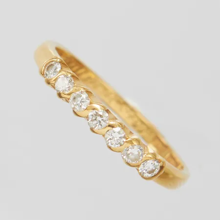 Alliansring med diamanter 7 x ca.0,03ct, Ø16¾, bredd: 1,6-2,6mm, personlig gravyr, svenska stämplar, 18K Vikt: 2 g