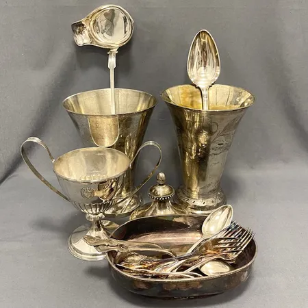 Silverföremål, gravyrer, silver 830/1000.  Vikt: 2772,5 g