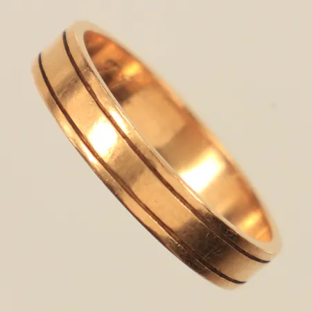 Ring, stl 20¼, bredd 4,3mm, gravyr, 18K Vikt: 4,8 g
