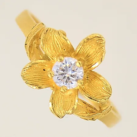 Ring med blomma med vit sten, stl: 17½, bredd: 2,3-11,7mm, skev, thaiguld, 23K  Vikt: 3,8 g