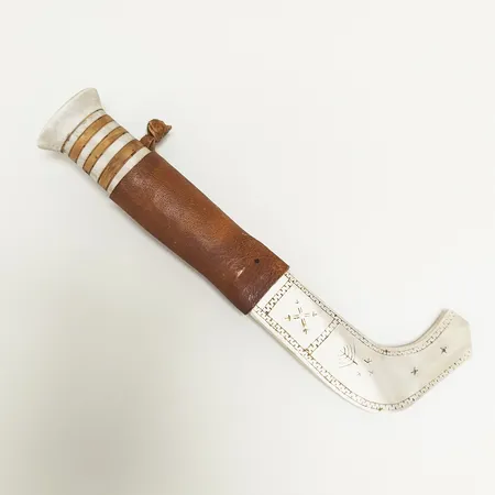 Samekniv, längd ca 21cm, handtag i renhorn samt trä, dekorerad slida i renhorn, trä och samt skinn, signerad F.O.  Vikt: 0 g