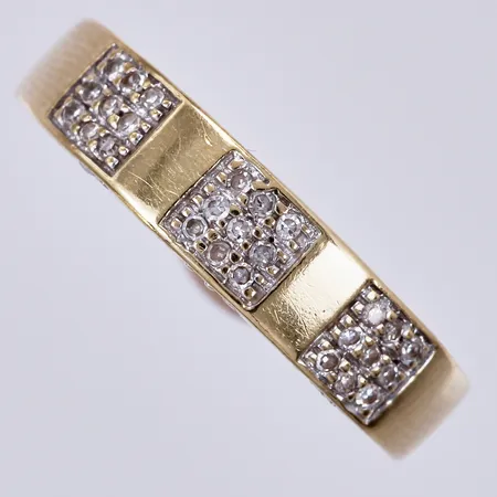Ring med diamanter ca 0,26ctv, enligt gravyr, stl: 18, bredd: ca 4-5mm, 18K Vikt: 5,5 g