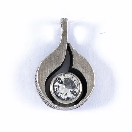 Finn Feelings: hänge i silver med bergkristall. Det är 16 mm långt inkl. fast ögla och väger 1,3g. Stämplat KL 925.