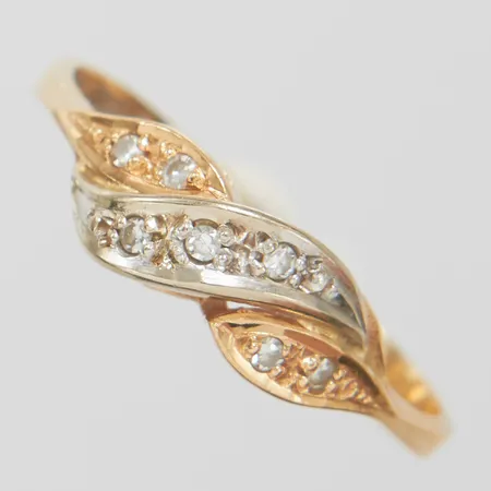 Ring, diamanter 7xca0,01ct, Ø17½, bredd:2-5mm, vitguld/rödguld, 14K Vikt: 2 g