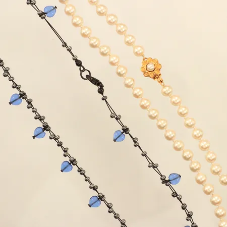 Ett collier, blå plastdetaljer, längd 41cm, metall, ett pärlcollier, imitationspärlor, längd 42cm, lås i silver 925/1000