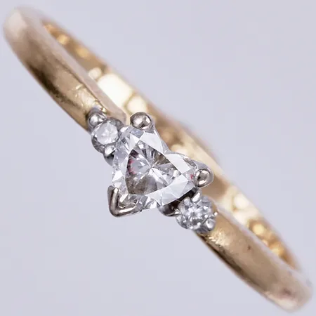 Ring med 3 diamanter totalt ca 0,15ctv, stl: 16¼, bredd: ca 1-4mm, graverad, 14K Vikt: 2 g