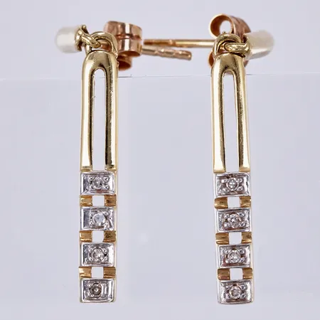 Ett par örhängen med diamanter ca 8x0,005ct, 8/8-slipade, längd: ca 3cm, bredd: ca 3mm, 18K Vikt: 2,5 g