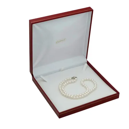 Pärlcollier från Guldfynd, silver 925/1000, odlade sötvattenspärlor Ø6,2 mm, fin lyster, lås i silver Ø7 mm, längd 44,5 cm, förvaras i originaletui (16x16 cm), mycket fint skick, sparsamt använd, nypris hos Guldfynd 1298 kr Vikt: 23,7 g Skickas med paket.