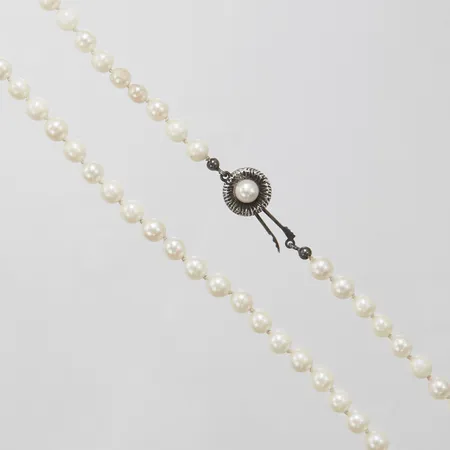 Pärlcollier, odlade saltvattenpärlor Ø5,5-5,7mm, några pärlor med skador, lås i 835/1000 silver, längd: ca 40cm, bruttovikt: 16,6g.