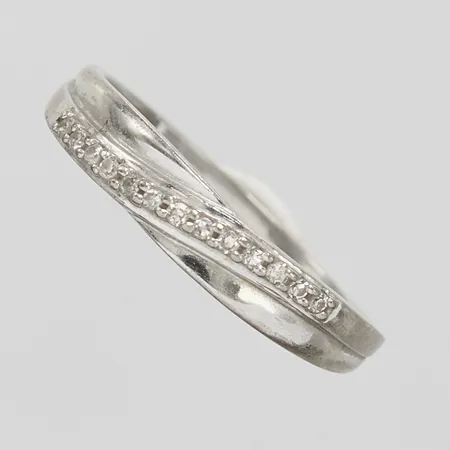 Ring, diamanter 13xca0,005ct, Ø15½, bredd:1-3mm, vitguld, GHA, skev skena, 18K Vikt: 1,4 g