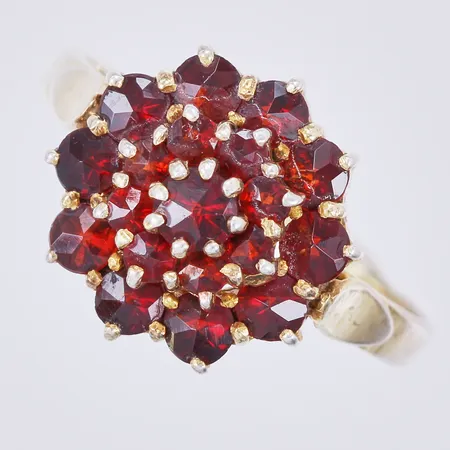 Ring med granater, stl: 18, bredd: ca 2-13mm, 925/1000, förgyllt silver Vikt: 3,4 g