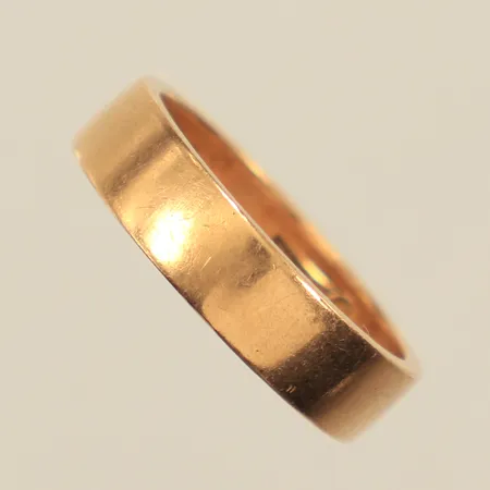 Ring, stl 17¼, bredd 4,8mm, gravyr, repig, 18K  Vikt: 5,7 g