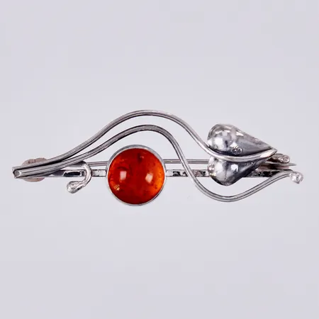 Brosch med bärnsten, längd: ca 5,5cm, bredd: 4-18mm, 925/1000 silver Vikt: 4,2 g
