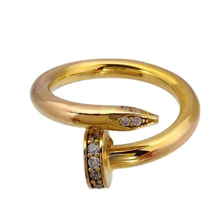Ring, 21K guld, vita stenar, Ø16,0 mm, bredd 3-10 mm, några intryckningar på skenans baksida Vikt: 2,7 g