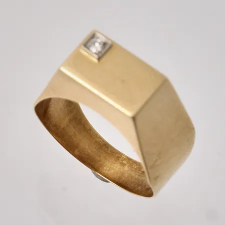 Ring i 18K guld, stl 17, bredd 4-8,5mm, 1st vit sten, mått Ø1,8mm, tillverkad av Örns Juvelatelje, år 1966, vikt 3,26g.