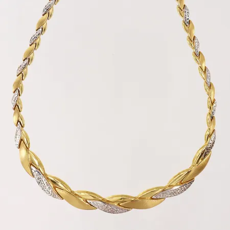 Collier, doserad, halvstelt, längd 42cm, bredd 6-13mm, vitguldsdetaljer, ihåligt, 18K.  Vikt: 23 g