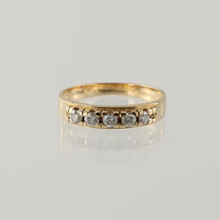 Ring med diamanter ca 5x0,03ct, storlek 15 ½ mm, bredd 2.2-3.7 mm,18k. Vikt: 2,5 g