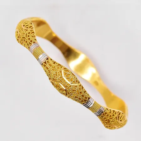 Armring, Ø 62mm, bredd 9,7mm, filigranarbete, skev skena, 21K Vikt: 13,4 g