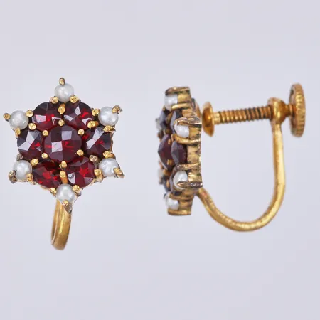 Ett par örhängen med granater och orientaliska pärlor, längd: ca 1,2cm, bredd: ca 12mm, skruvlås, metall