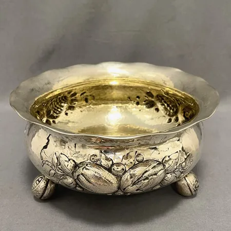 Skål på fot med dekor av frukter, höjd ca 11,5cm, Ø23cm, silver 830/1000.  Vikt: 524,9 g