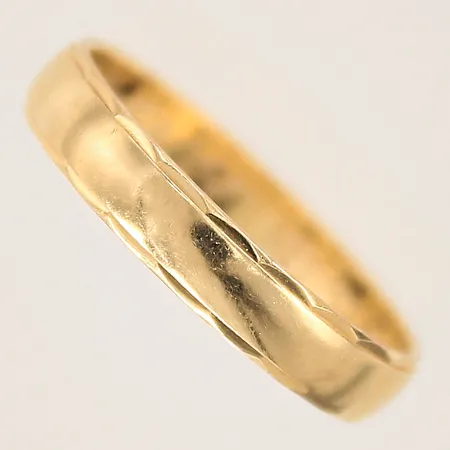 Ring, stl 19¼, bredd 4mm, gravyr, 18K  Vikt: 3,3 g
