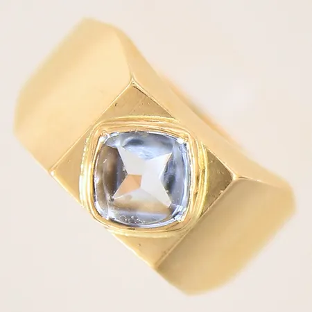 Ring med blå sten, stl: 16½, bredd: 4-8,8mm, 18K  Vikt: 3,5 g